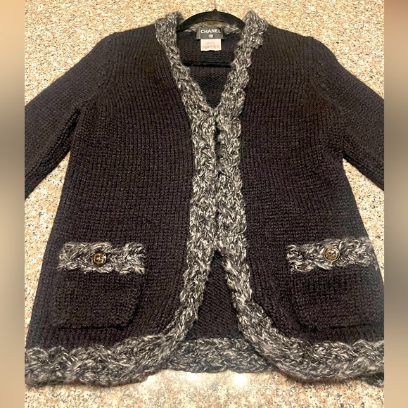 CHANEL VINTAGE 🌟CARDIGAN TWEED SWEATER; LIKE NEW - Picture 3 of 16